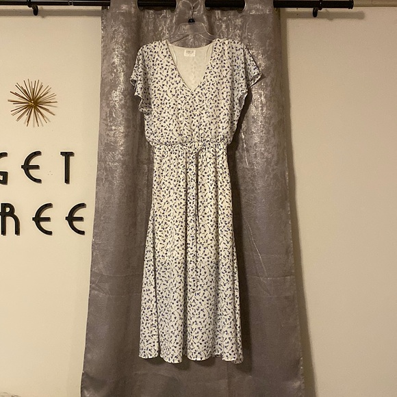 Sienna Sky Dresses & Skirts - Small Sienna Sky Dress with white floral pattern